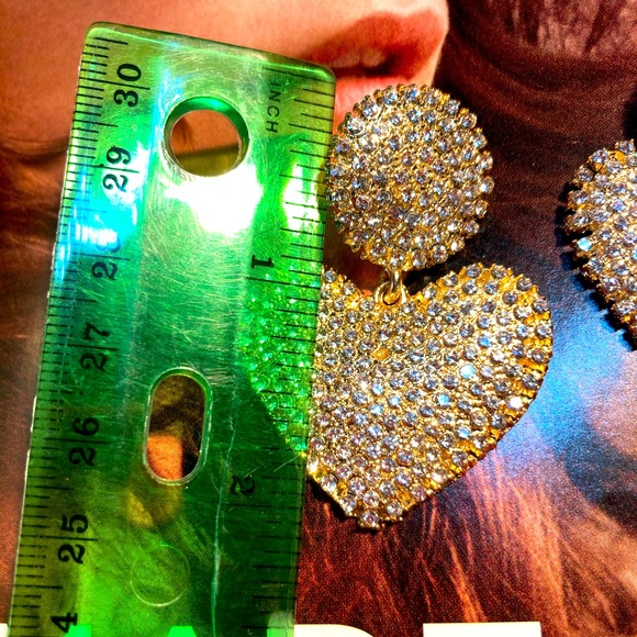 🌟 Gold Tone Rhinestone Heart Earrings - Picture 4 of 6